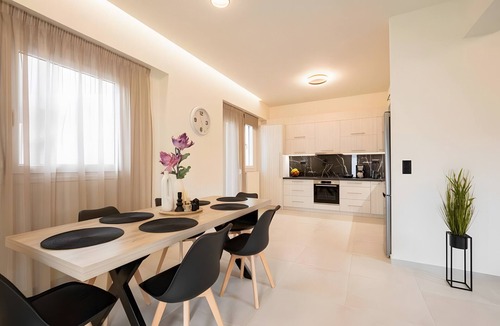Heraklion Apartment | Apartment 'Zoelgrek Luxury Suite 1' with Private Terrace, Wi-Fi and Air Conditioning