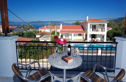 Karavomylos Hostel | Apartments/Studios With Shared Pool, Sea And Mountain Views