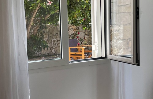 Douliana Apartment | Appartement Dans une Villa, vue mer et Montagnes. Piscine Privée