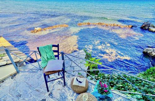 Apraos Villa | Apraos Beachfront Studio by DadoVillas
