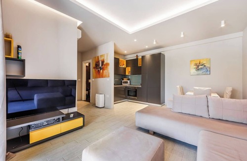 Orikum Apartment | Aquamarine Poolside Apartment | 1BR & Free Parking by PikHost