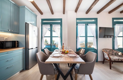 Zia Apartment | Archangel's Nest -Hug -Scenic Hideaway 1-bedroom apartment with WiFi, AC