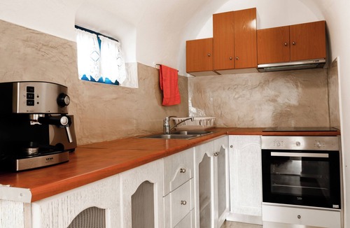 Emporio Apartment | ARGYRO'S ESTIA: TRADITIONAL STONE HOUSE