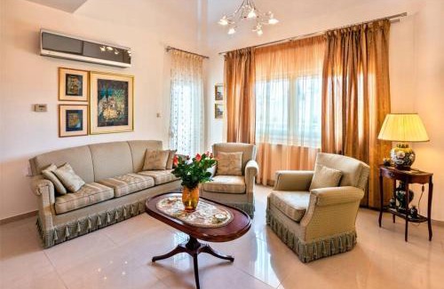 Ierapetra Villa | Art Antique Deluxe Villa