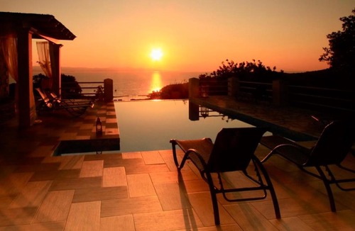 Gaios Villa | Artistsvillas-Red Rose