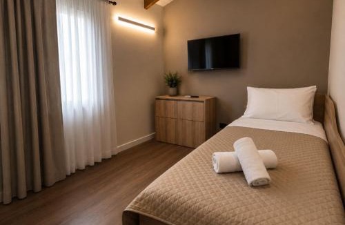 Dafni-Ymittos Apartment | Athens Garden Maisonette BBQ Terrace Near Metro