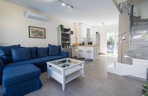 Kallithea House | Aurora Maisonette by RentalsPro