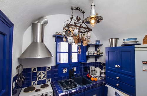 Oia Villa | Authentic 2 Bedroom Villa with outdoor Plunge Pool & Sea View, family friendly