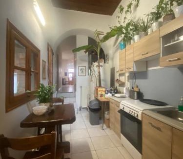 Ioannina Town Centre Hostel | Backpackers Youth Hostel Central old town