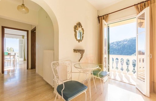 Agni Apartment | Bakers House Upper: Walk to Beach, A/C, WiFi, Car Not Required