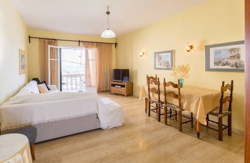 Agni Apartment | Bakers House Upper: Walk to Beach, A/C, WiFi, Car Not Required