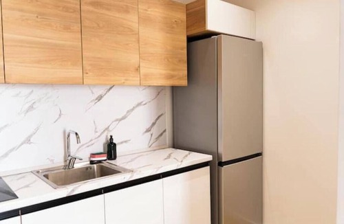 Tirana Apartment | Barrikada-E – Central Apartments with French Balcony & Netflix in Tirana