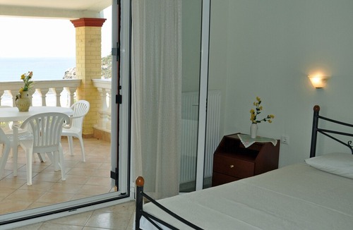Sinarades Apartment | Beachfront House Tolis - Pelekas Beach
