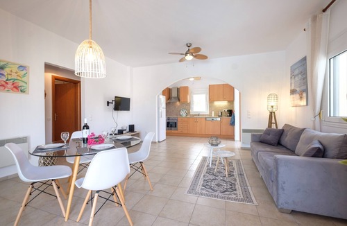 Houdetsi Villa | Beautiful, attractively furnished villa with private pool