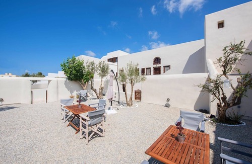 Pyrgos Villa | Beautiful Santorini Villa | 1 Bedroom Suite | Villa Laxus | Pyrgos