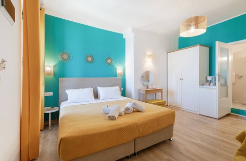 Agia Galini Bed & Breakfast | Bed and Breakfast 'Deluxe Triple Room Sea View' with Sea View, Wi-Fi and Air Conditioning