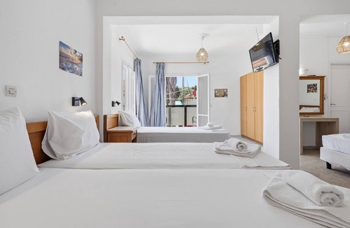 Kavos Bed & Breakfast | Bed and Breakfast The Kavos Sandy Inn – Quadruple Room with Shared Pool, Wi-Fi, and Air Conditioning