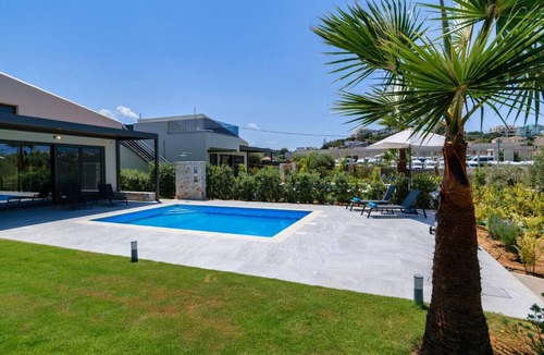 Daratsos Villa | Brand New Lux villa★Walk to ALL★Heated Private Pool★BBQ