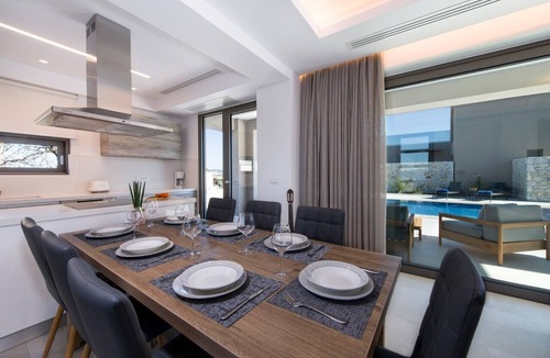 Kato Galatas Villa | Brand New Luxury villa★Sauna & Jacuzzi★Walk to Everything★Private Heated Pool