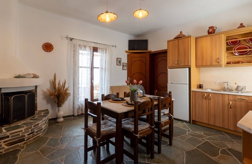 Platis Gialos Apartment | Carnation Rose Family Apartment in Sifnos