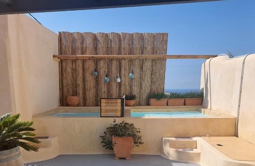 Finikia Apartment | Casa Itaca luxury apartments with private jacuzzi and sea view in Finikia - Oia