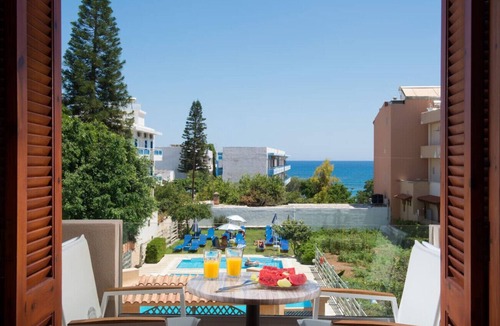 Hersonissos Centre House | Central Spot! 3BR + Rooftop Pool & Chill Vibes