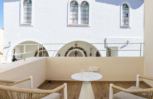 Violi Charaki Apartment | CF castle side apartment, wonderful accommodation choice up to 4 guests