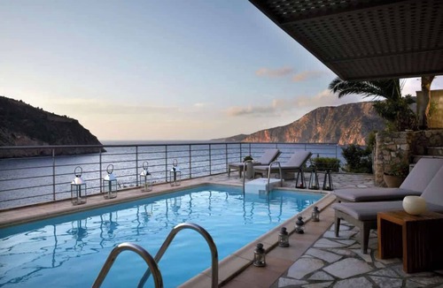 Frourion House | Chic 3-BR Villa Infinity Pool Sunset View