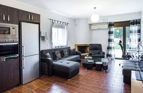 Houdetsi Villa | Close to Sandy Beach & Amenities