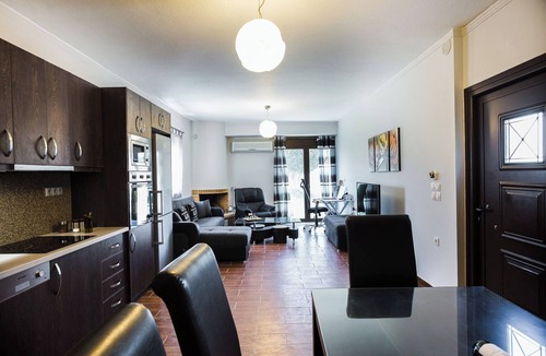 Houdetsi Villa | Close to Sandy Beach & Amenities