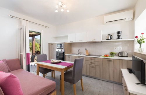 Arillas Apartment | Columbine Apartment Agios Stefanos Corfu