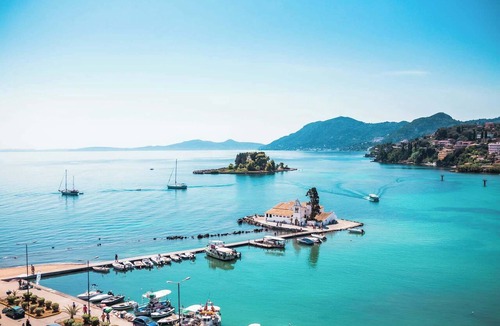 Kavos Apartment | Corfu Frodo Studios, Steps Away from the beach