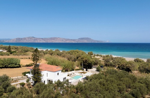Filaki Villa | Costa Villa , Walk to Sandy Beach & Heated Pool