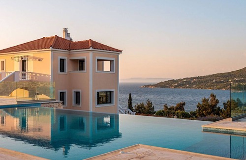 Samos Town Apartment | Cosy apartment for 4 people with pool, A/C, WIFI, TV, balcony, panoramic view and parking