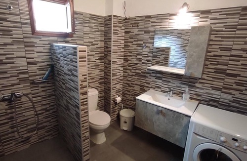 Amarinthos Apartment | Cosy Apartment in Relaxed Neigboorhood