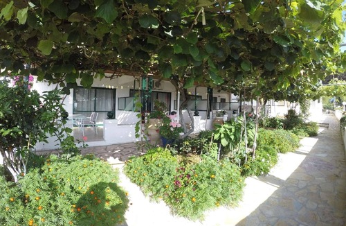 Perama Apartment | Cosy holiday home in Benitses with outdoor pool