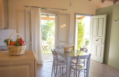 Foinikounta House | Country House 'No 5 Holiday Home' with Sea View, Wi-Fi and Air Conditioning