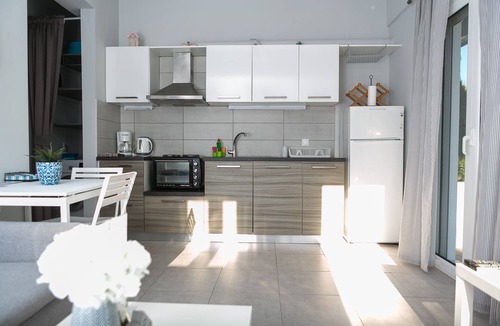 Kato Gouves House | Cozy Apt Near the Sea with Private Yard & Parking