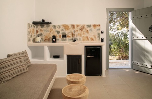 Naxos Town Hotel | Deluxe family room in Naxos town (shared pool)