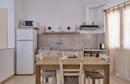 Khondros Apartment | Diktamos -Cozy studio 50m from the beach, sleeps 4