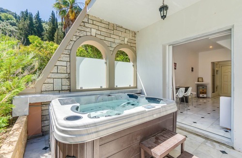 Agios Gordios Apartment | Doliva John Apartment with Private Jacuzzi, Mountain View and Air Conditioning
