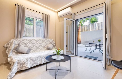 Agia Marina Apartment | Dom Azure Elegant Studio 2