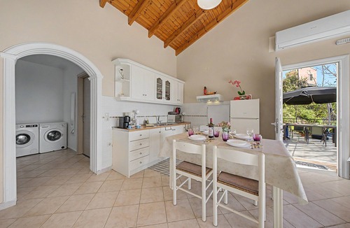 Chlomos Apartment | Dorothea Apartment in Chlomos with Sea View, Wi-Fi and Air Conditioning