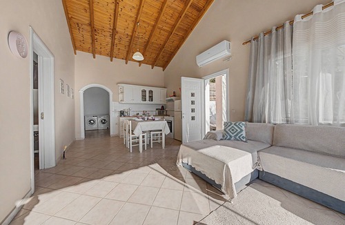 Chlomos Apartment | Dorothea Apartment in Chlomos with Sea View, Wi-Fi and Air Conditioning