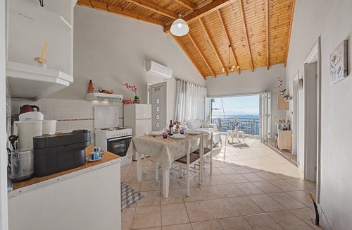 Chlomos Apartment | Dorothea Apartment in Chlomos with Sea View, Wi-Fi and Air Conditioning