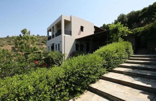 Ydrousa Villa | Elegant family house a few minutes from the sea