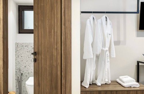 Kateriana Apartment | Elegant Royal Blue Apartment in Axos with Breathtaking Mountain Views