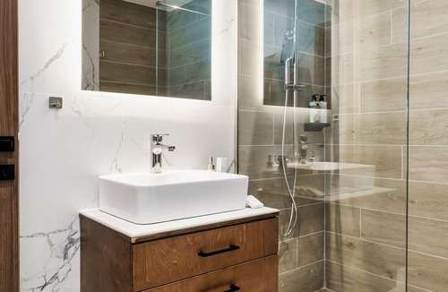 Kateriana Apartment | Elegant Royal Blue Apartment in Axos with Breathtaking Mountain Views