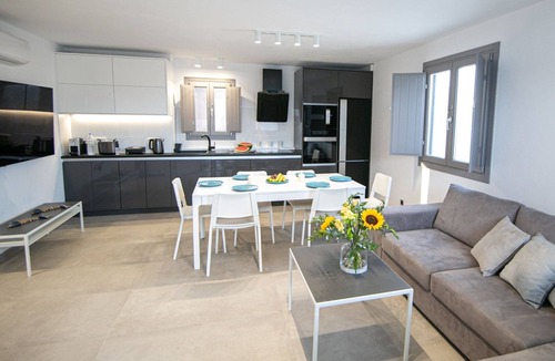 Exomytis Villa | Elite Santorini Villa | Aegean Melody Suites | 3 Bedroom | Outdoor Jacuzzi