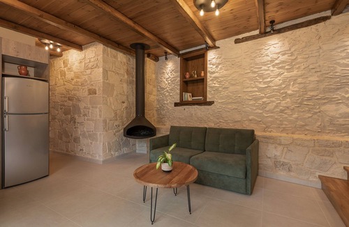 Manoliopoulo Villa | Enjoy a glass of wine in the pool!